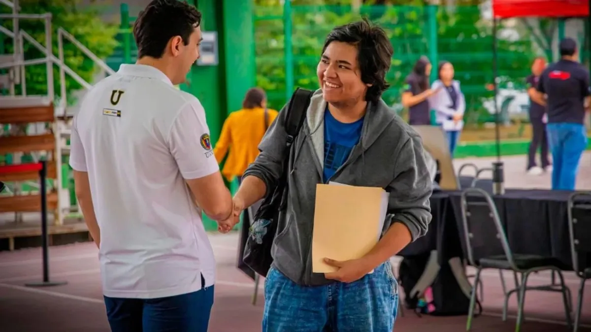 Apodaca lanza programa de becas para fortalecer el futuro de su juventud