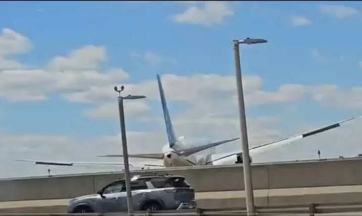 Avión de United Airlines impacta poste al aterrizar en Newark; vuelo 169 con Boeing 767 no deja heridos