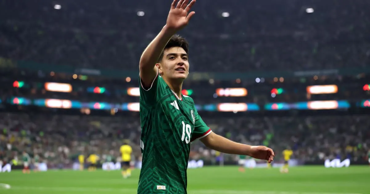 Gilberto Mora es ovacionado por pasajeros al regresar a Tijuana tras su participación en el Mundial 2026