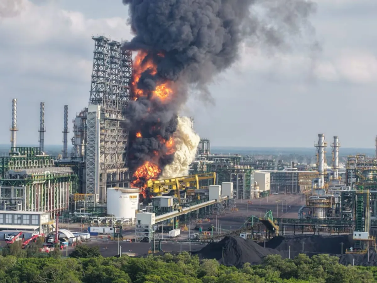 Incendio en Dos Bocas activa protocolos de emergencia; Pemex reporta control sin lesionados