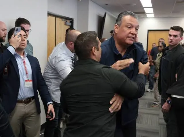 Retiran a empujones al senador Alex Padilla de conferencia tras intento de pregunta a Kristi Noem