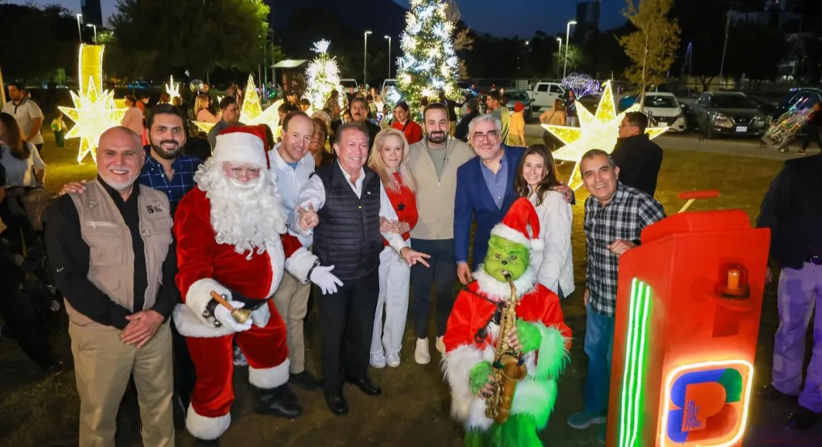 Encienden el tradicional pino navideño en el Parque El Capitán