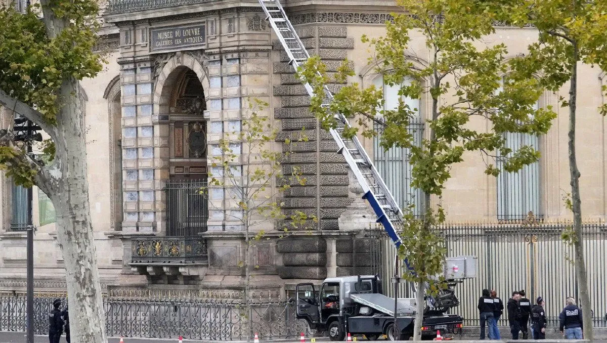 Juez acusa formalmente a dos hombres por el robo millonario en el Museo del Louvre