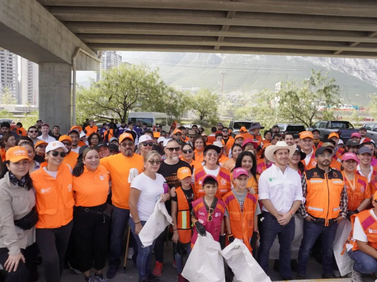 Más de 2 toneladas de residuos retiradas del Río Santa Catarina por brigada ciudadana