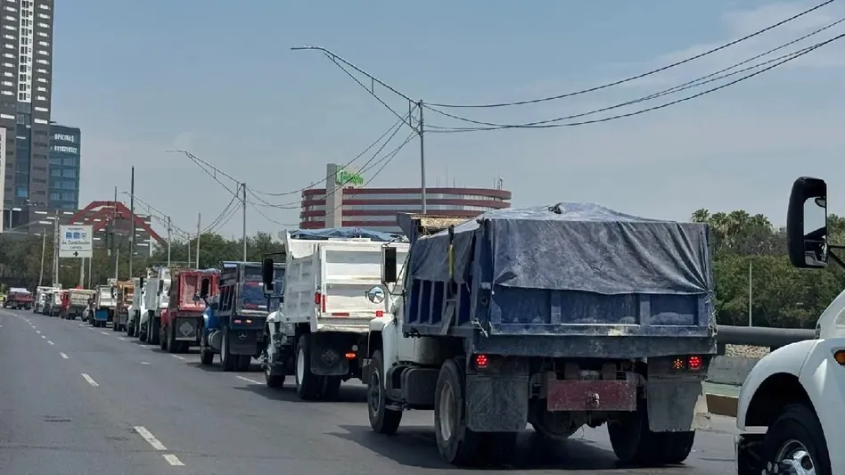 Transportistas alzan la voz: caravana recorre NL para exigir alto a sanciones injustas