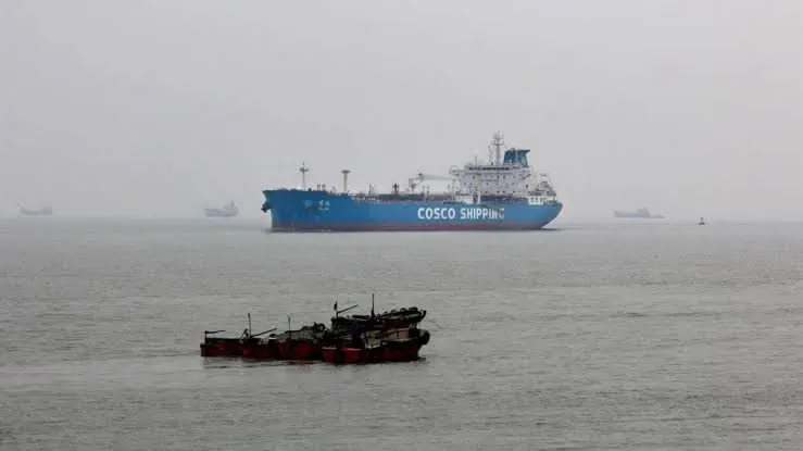 Petróleo supera los 100 dólares tras ataques en el estrecho de Ormuz