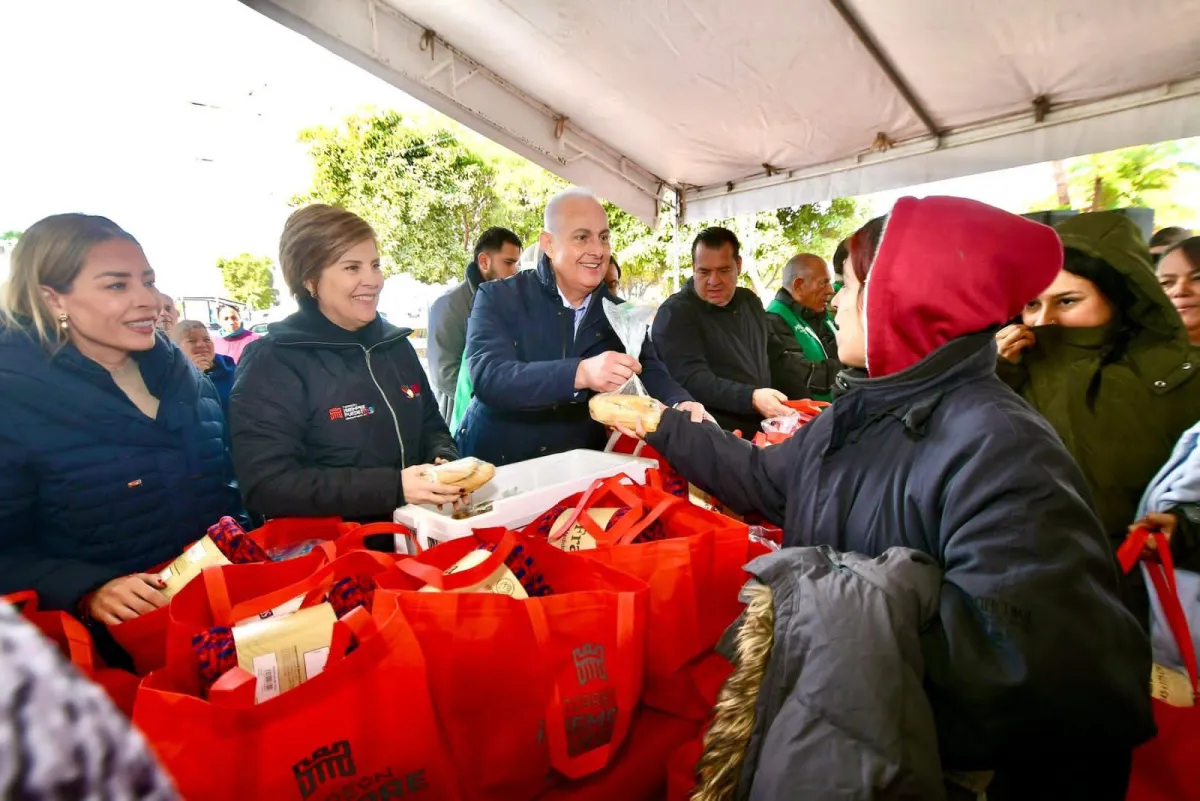 Román Cepeda entrega apoyos a familias de Valle La Rosita ante bajas temperaturas en Torreón
