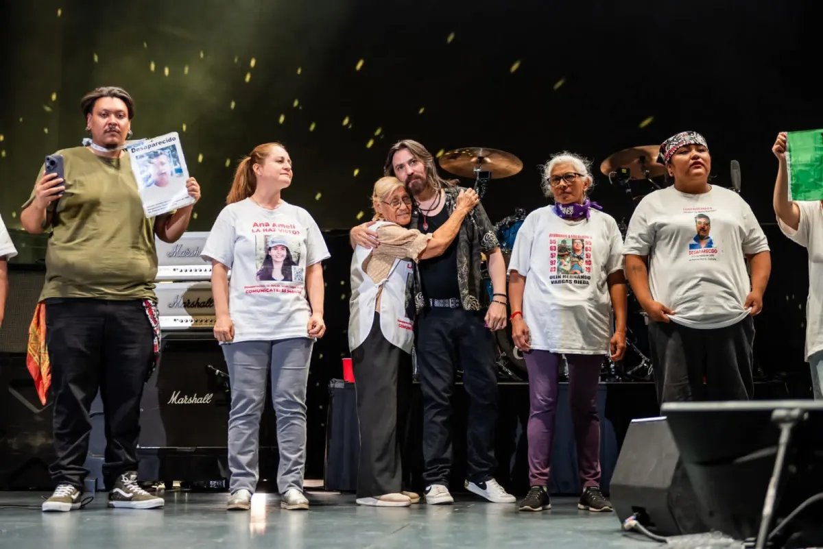 Caifanes lleva a madres buscadoras al escenario y respaldan protesta durante el Mundial 2026