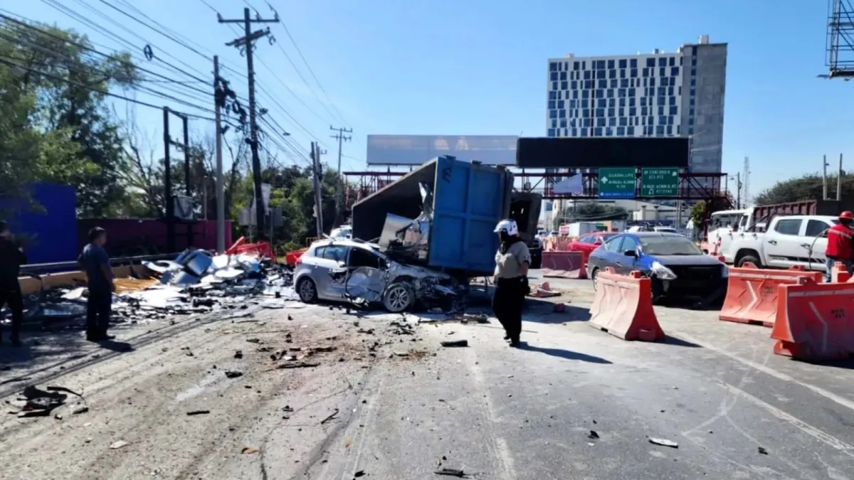 Volcadura en Miguel Alemán colapsa el tráfico y deja un lesionado en Apodaca