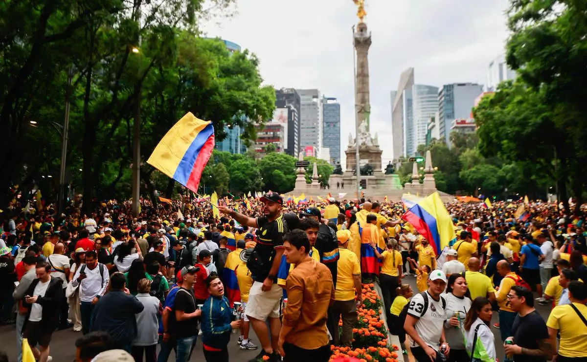 Colombia celebra triunfo mundialista: aficionados vuelven a llenar el Ángel de la Independencia