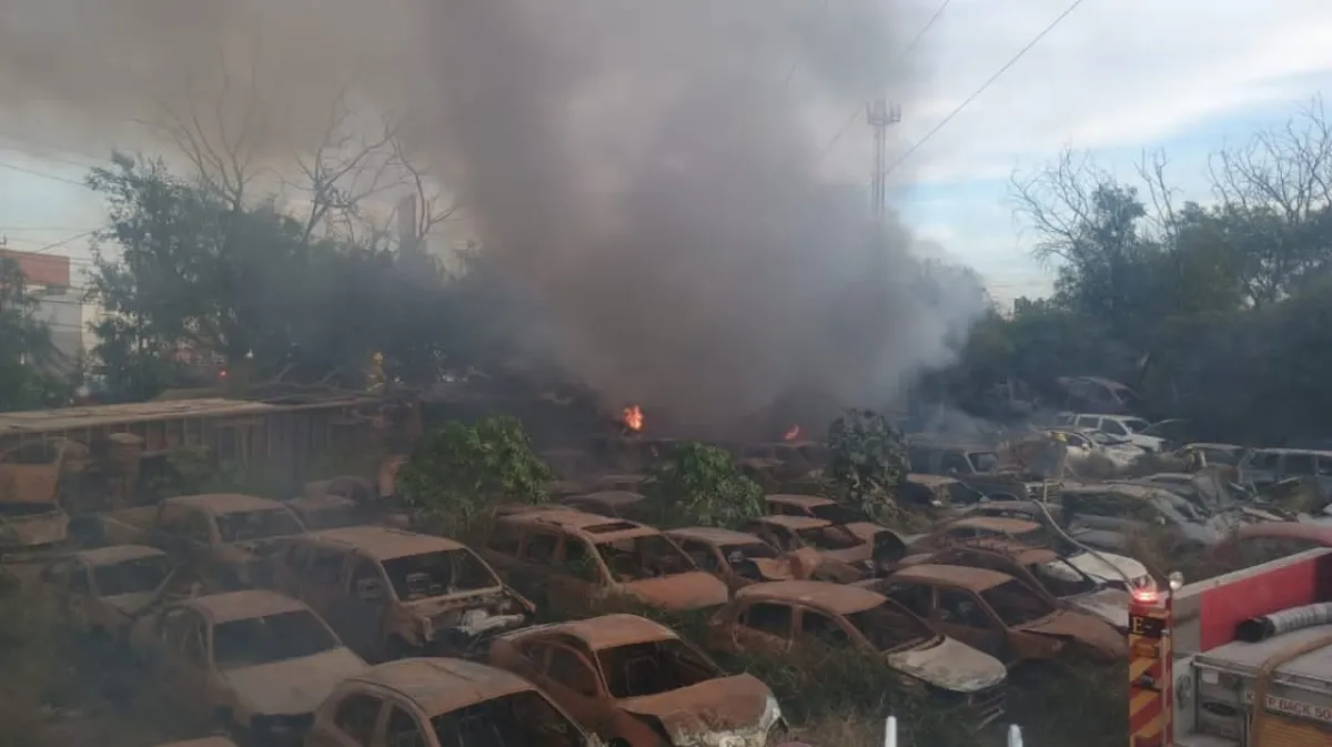 Voraz incendio arrasa con decenas de vehículos en corralón de El Carmen