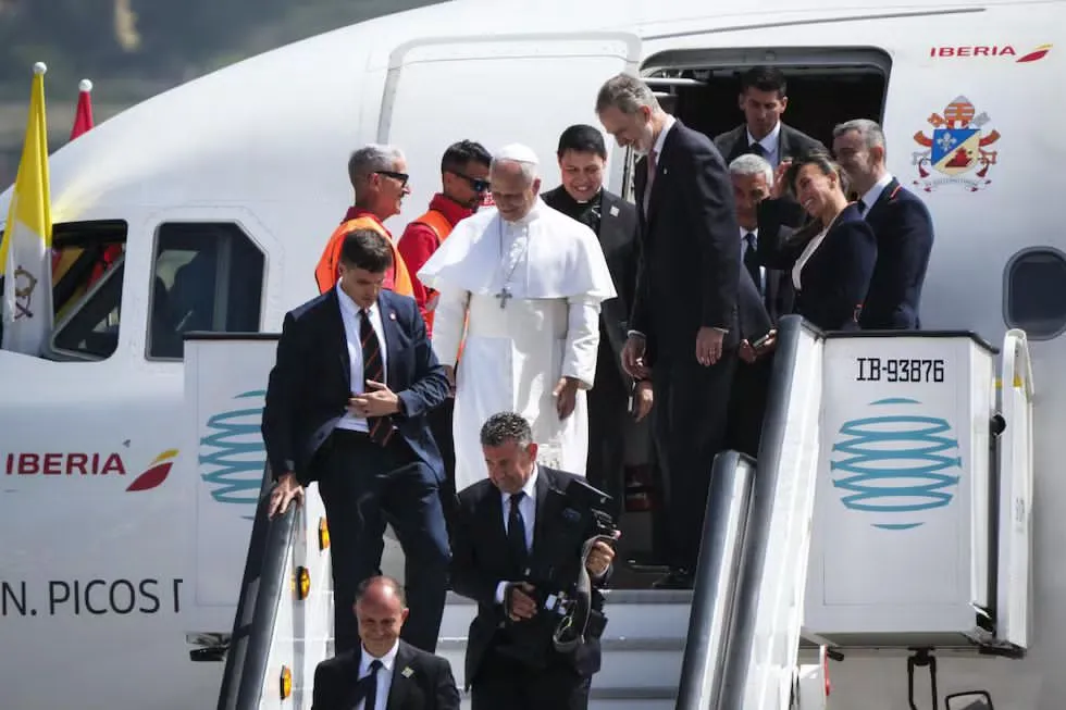 Falla técnica en avión retrasa el regreso del papa León XIV a Roma desde España