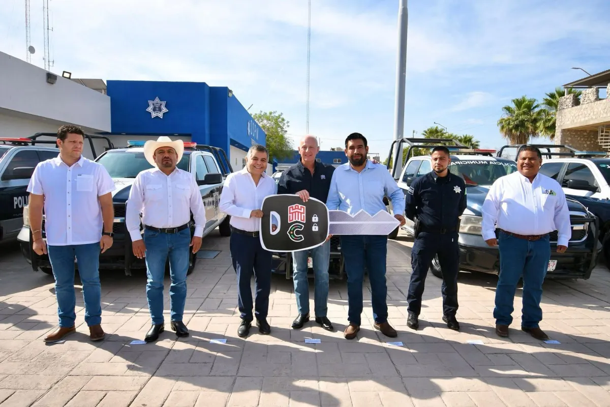 Román Alberto Cepeda González entrega patrullas a municipios de Coahuila