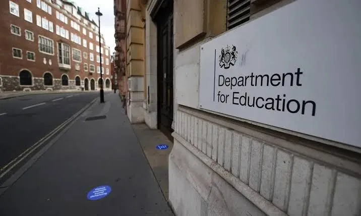 Reino Unido advierte a estudiantes extranjeros: serán expulsados si exceden sus visas