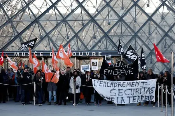 Con retraso y áreas cerradas, el Museo del Louvre reanuda actividades tras huelga laboral