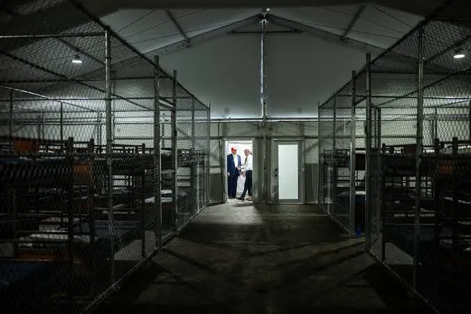 México da seguimiento y apoyo a 81 connacionales detenidos en polémico centro ‘Alligator Alcatraz’ en Florida