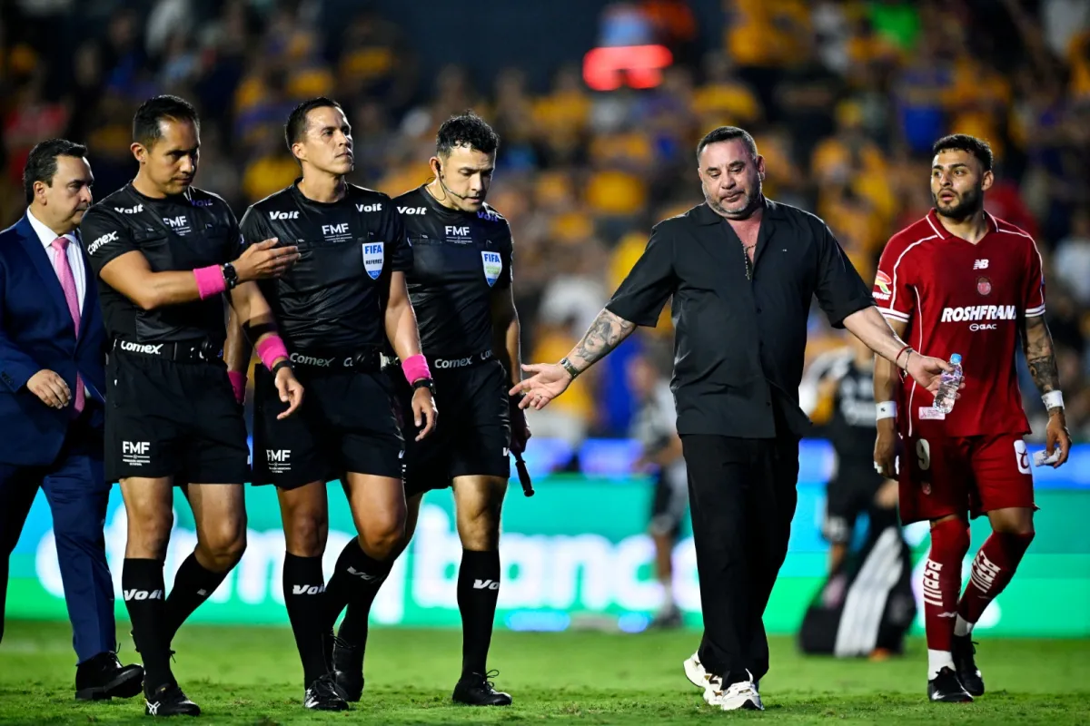 Antonio Mohamed es expulsado por tratar de encarar a Nahuel Guzmán durante el partido Tigres vs Toluca