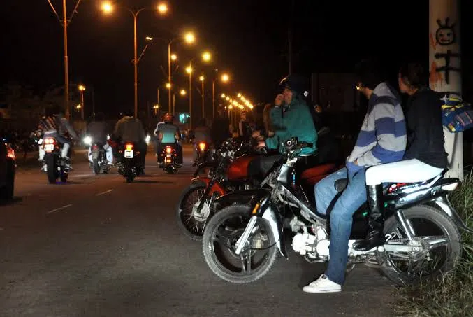 Vecinos denuncian carreras clandestinas de motos en Guadalupe, Nuevo León