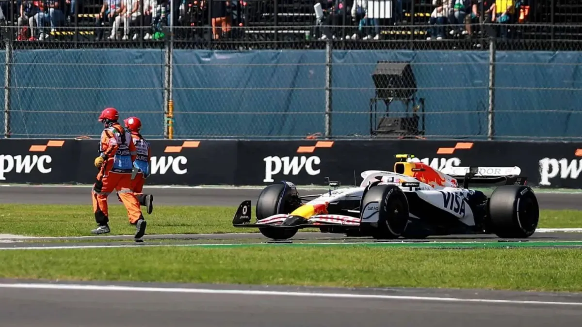 Comisarios del GP de México, a punto de ser arrollados por Liam Lawson en plena carrera