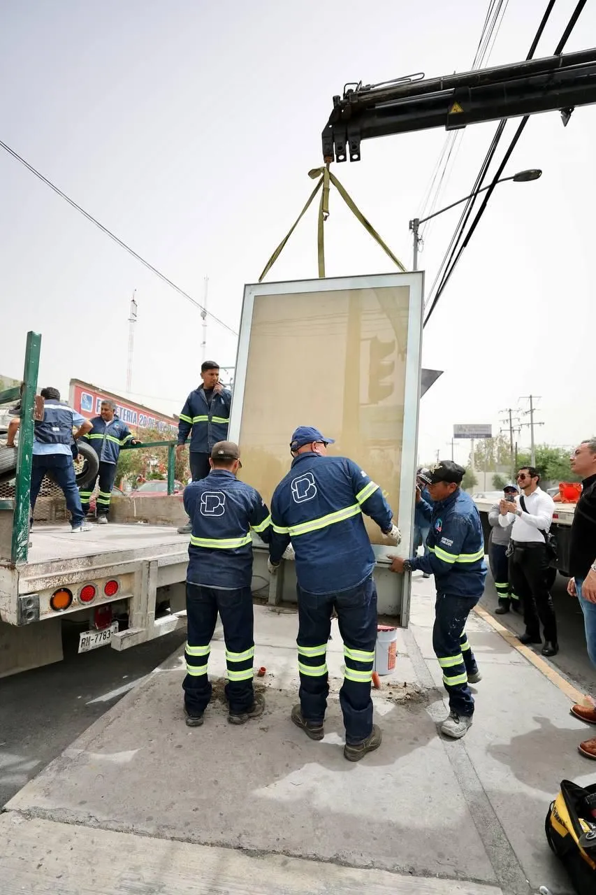 Retira San Pedro infraestructura con publicidad exterior, tipo mupi, para mejorar espacios públicos