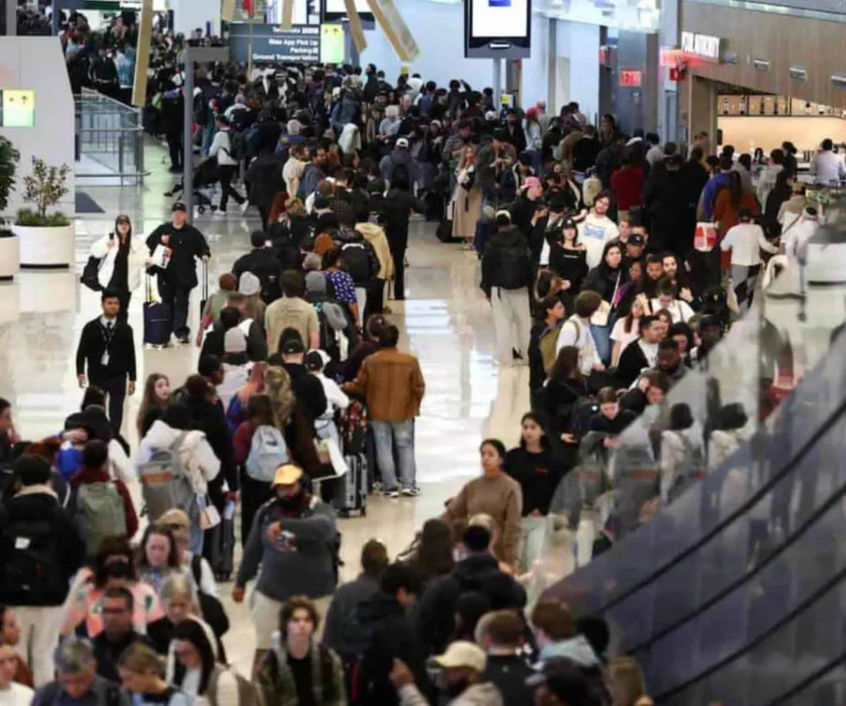 Caos en aeropuertos de EU por falta de personal y largas filas