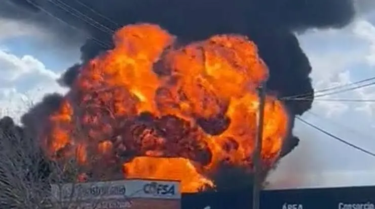 Incendio arrasa fábrica de diésel en Cadereyta, Nuevo León