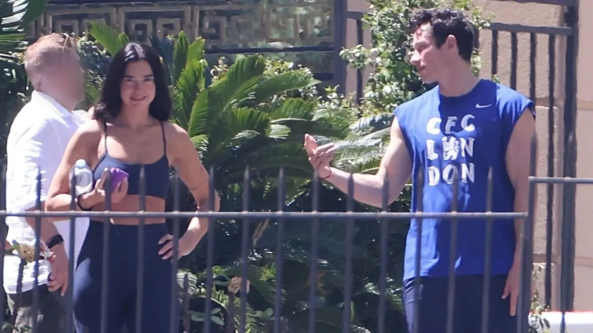 Dua Lipa y Callum Turner aterrizan en Sicilia para celebrar tres días de fiesta tras su boda