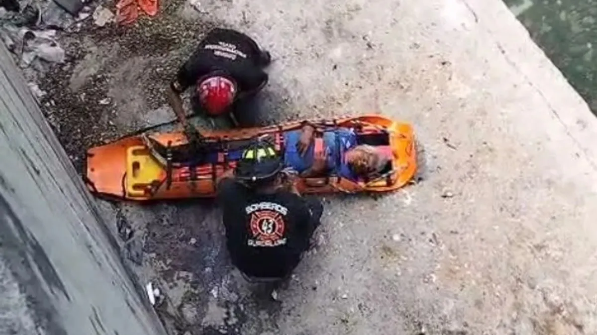 Rescatan a hombre con vida tras caer al fondo del río La Silla en zona de difícil acceso