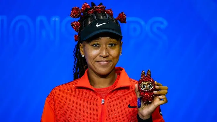Naomi Osaka sorprende en el US Open al presentar un Labubu de 24 kilates tras su debut victorioso