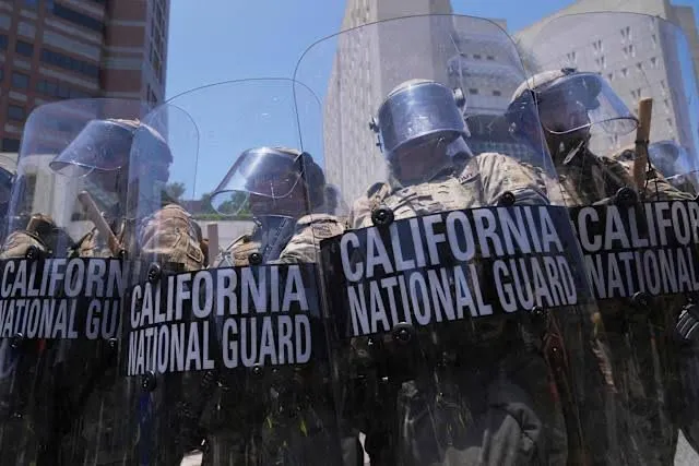 Trump asegura que protestas en Los Ángeles refuerzan su decisión de deportar migrantes