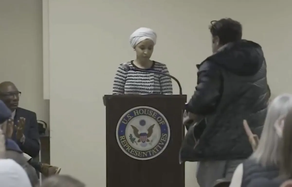 Atacan a congresista en evento comunitario en Minneapolis