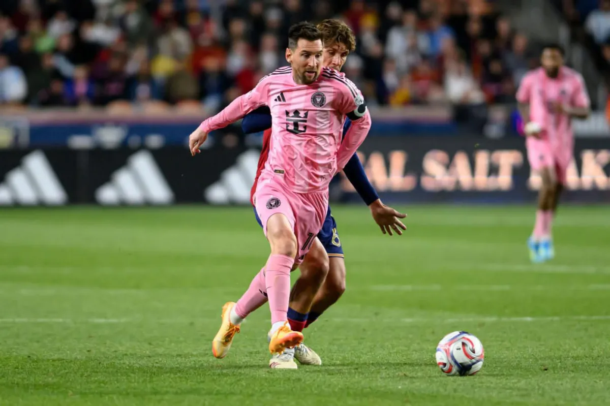 Inter Miami vence 0-2 al Real Salt Lake con goles de Rodrigo De Paul y Luis Suárez y se mete al top 4 de la MLS pese a un partido complicado para Lionel Messi