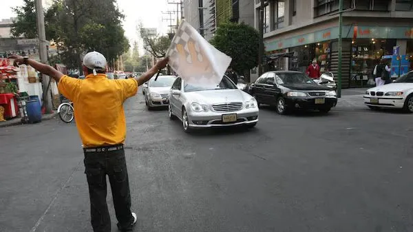 CDMX propone hasta 36 horas de arresto para franeleros que condicionen uso de la vía pública