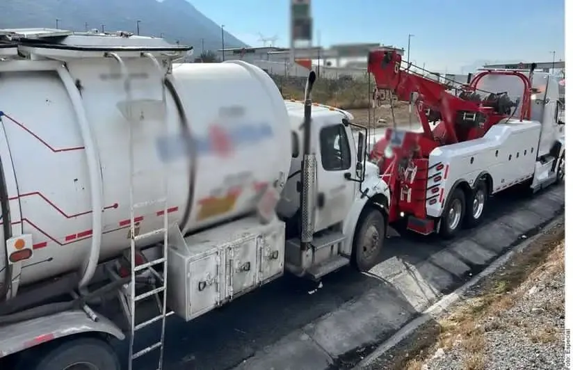 Guardia Nacional asegura pipa con 20 mil litros de diésel en carretera Saltillo - Monterrey