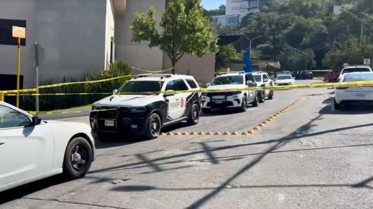 Autoridades investigan muerte de mujer al caer desde el sexto piso de una torre en San Pedro