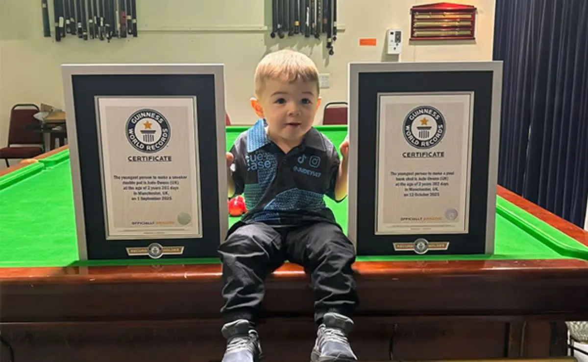 Con solo dos años, un niño británico sorprende al mundo al imponer dos récords Guinness en billar