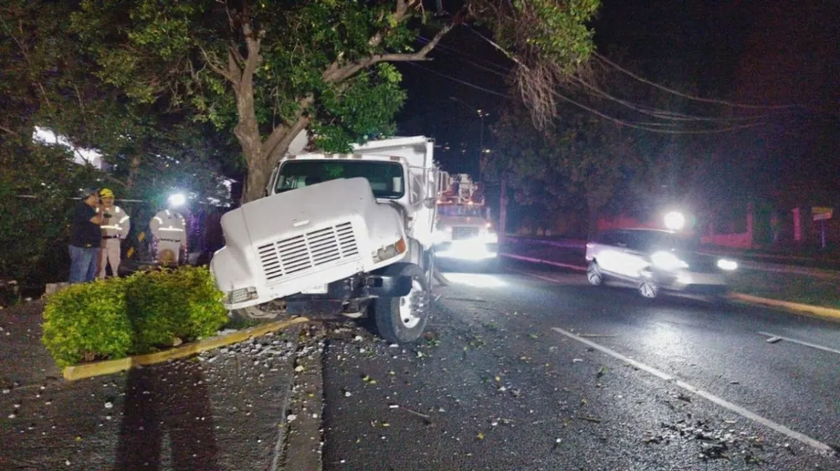 Camión sin frenos causa caos vial y daños en Chipinque, San Pedro