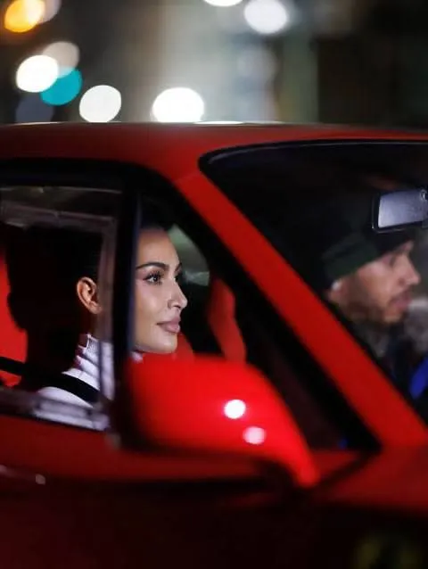 Hamilton enciende Japón con un Ferrari F40 y sorprende al llevar a Kim Kardashian de copiloto