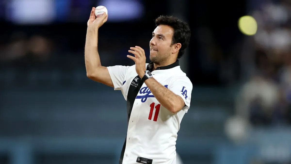 Checo Pérez lanza la primera bola en el Dodger Stadium y recuerda a Fernando Valenzuela