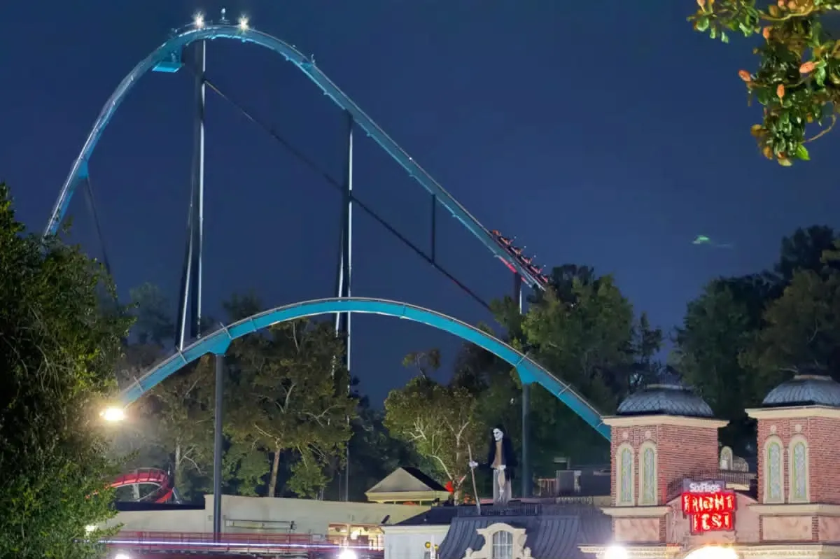 Un muerto y varios heridos en montaña rusa de Six Flags