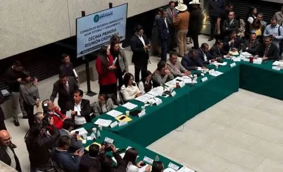 Diputados aprueban nueva Ley General de Aguas en medio de protestas de agricultores