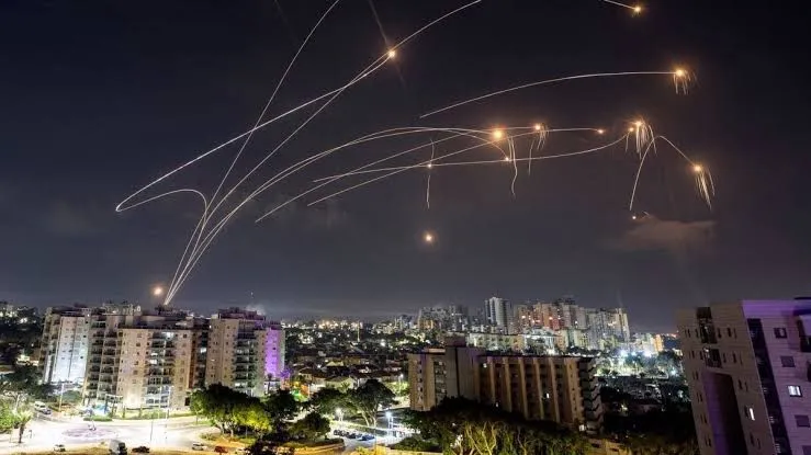 Irán bombardea Tel Aviv en respuesta a ofensiva israelí; se tensa al máximo el conflicto en Medio Oriente