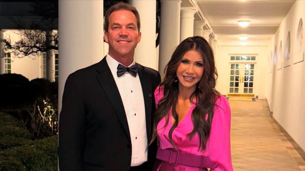 Kristi Noem está “devastada” tras polémica por fotos de su esposo