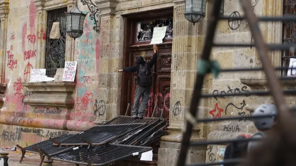 Destrozan tres puertas del Palacio de Gobierno durante protesta por agua limpia en Guadalajara