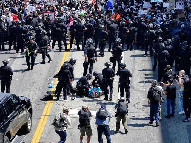 Cuarto día de protestas en Los Ángeles: policía refuerza contención de manifestantes