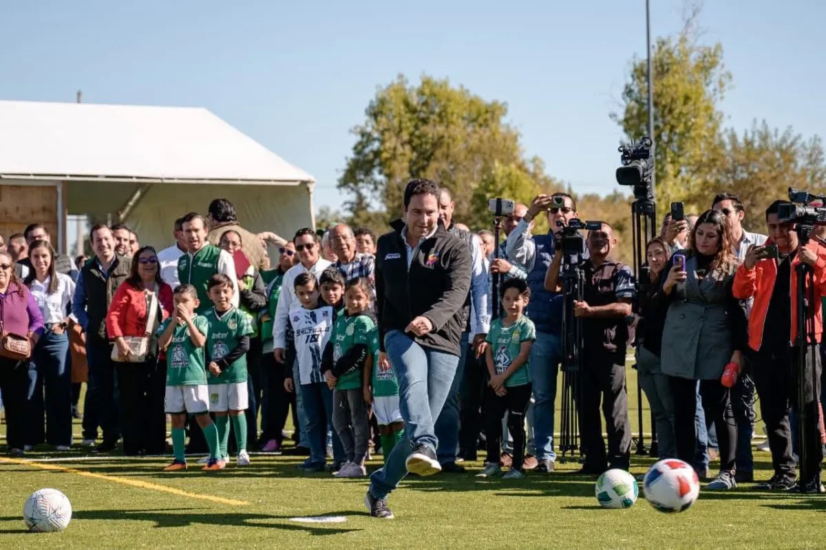 Javier Díaz entrega cancha rehabilitada y anuncia apoyos para deportistas saltillenses