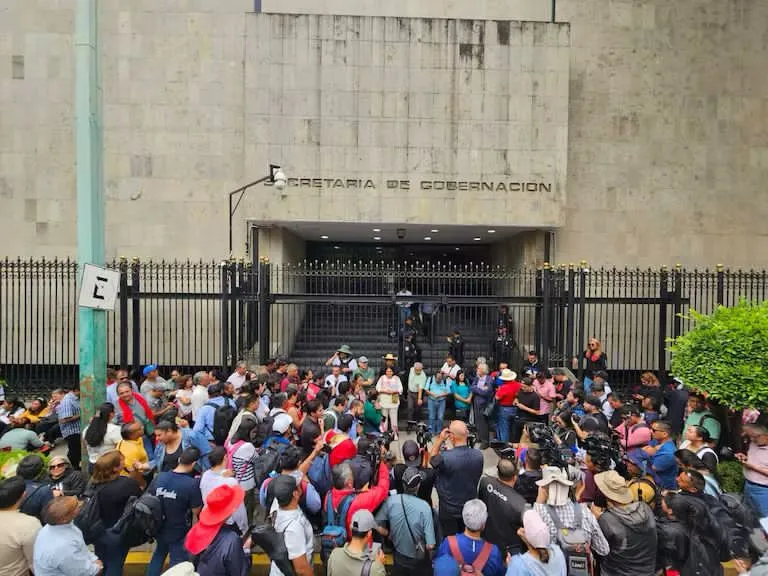 Gobierno y CNTE acuerdan levantar plantón; decisión final se definirá en asamblea
