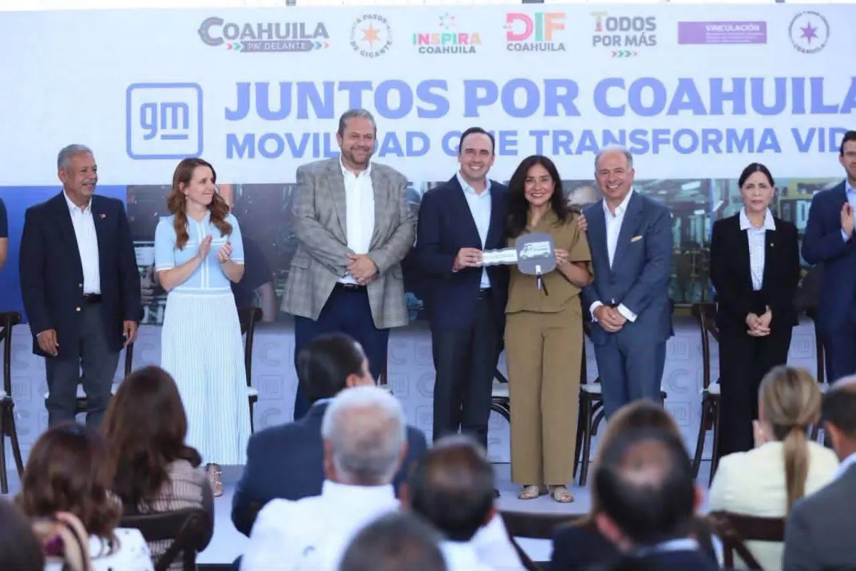 General Motors entrega tres vehículos eléctricos al Gobierno de Coahuila
