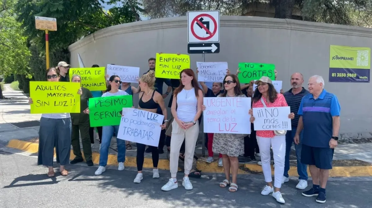 Vecinos de San Pedro exigen a CFE solución definitiva ante constantes cortes eléctricos