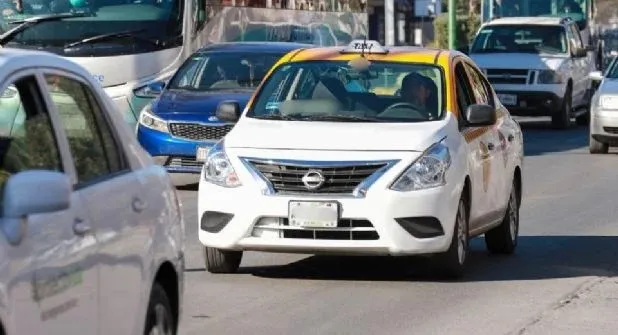 Taxis en Monterrey siguen cobrando el doble sin usar taxímetro